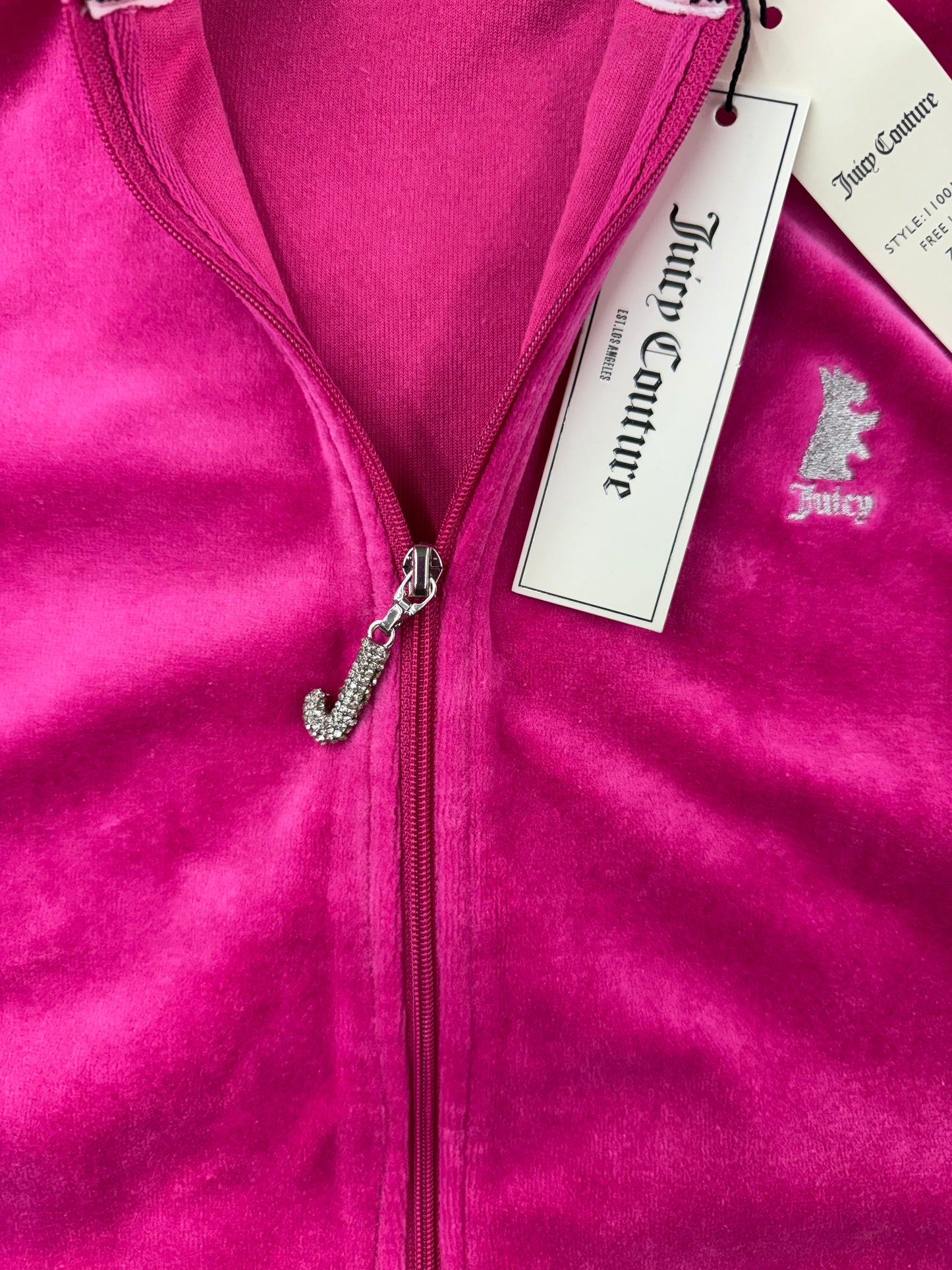 (NEW) Juicy Couture
Women’s Heritage Rib Trim Kangaroo Pocket Track with Back Graphic