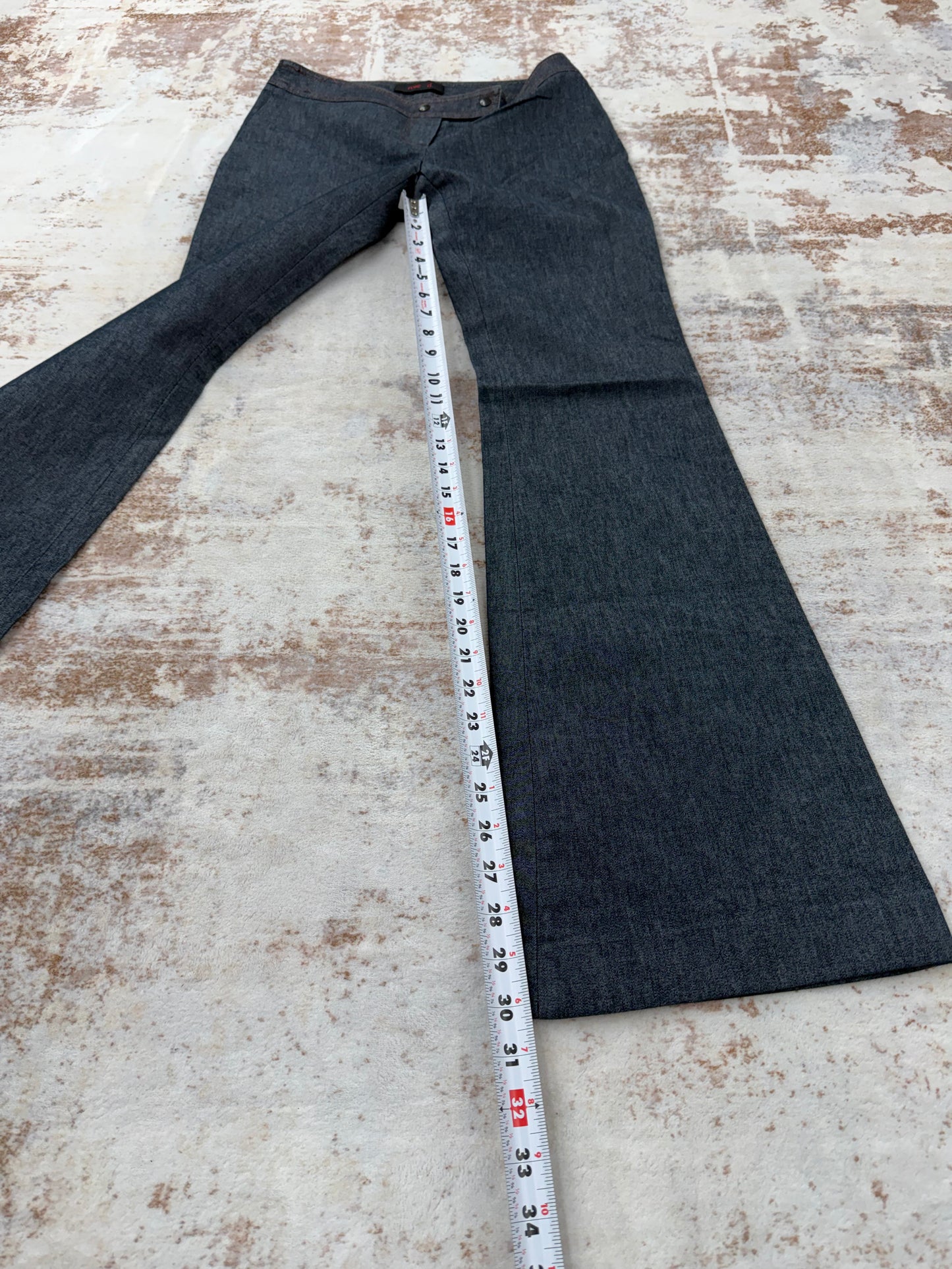 Vintage Y2K flare denim – clean dark wash
Super flattering mid-rise fit with wide flare leg
Tag IT 42 – fits W31/32 (check measurements)
Made in Italy 🇮🇹