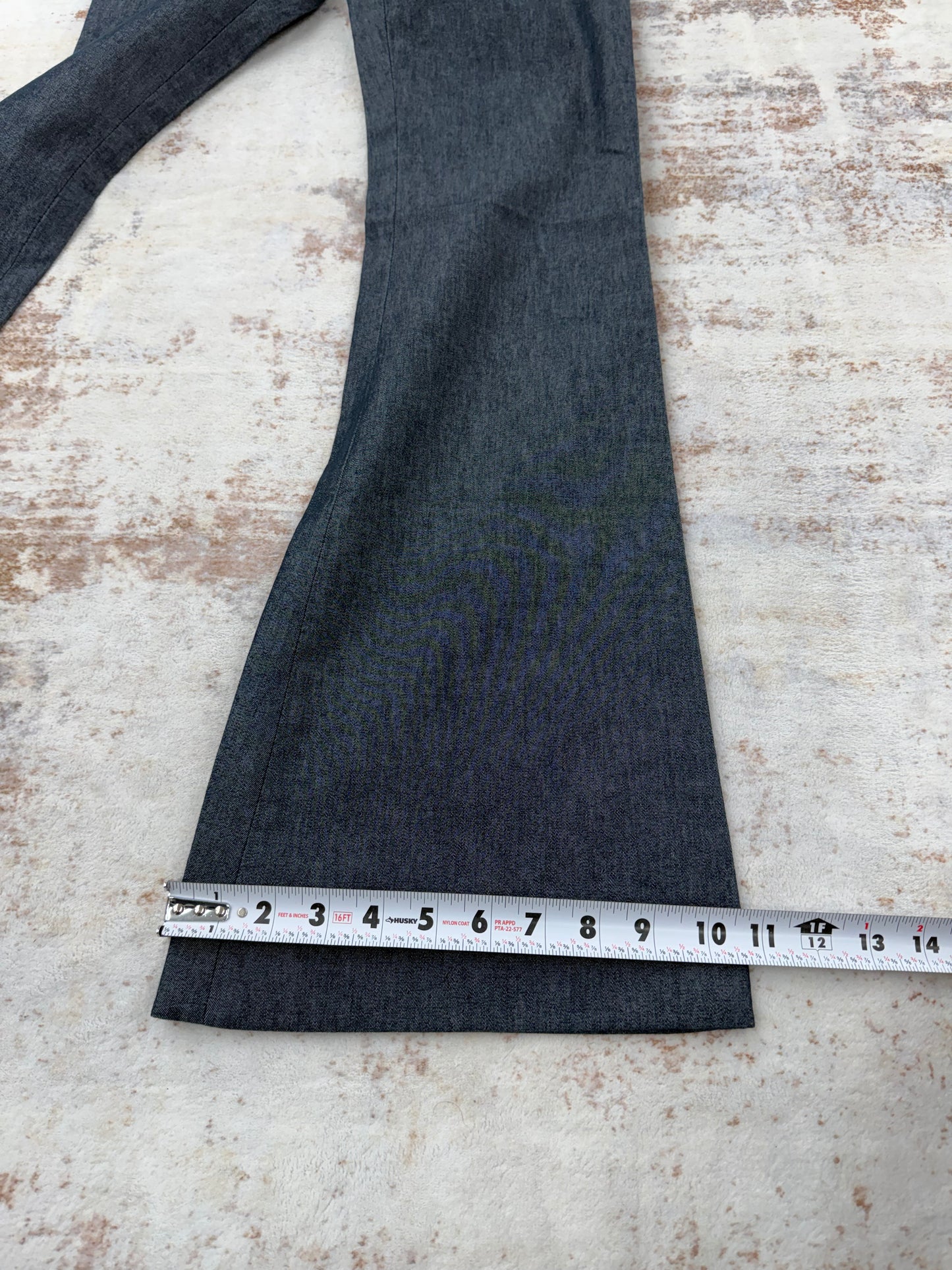 Vintage Y2K flare denim – clean dark wash
Super flattering mid-rise fit with wide flare leg
Tag IT 42 – fits W31/32 (check measurements)
Made in Italy 🇮🇹