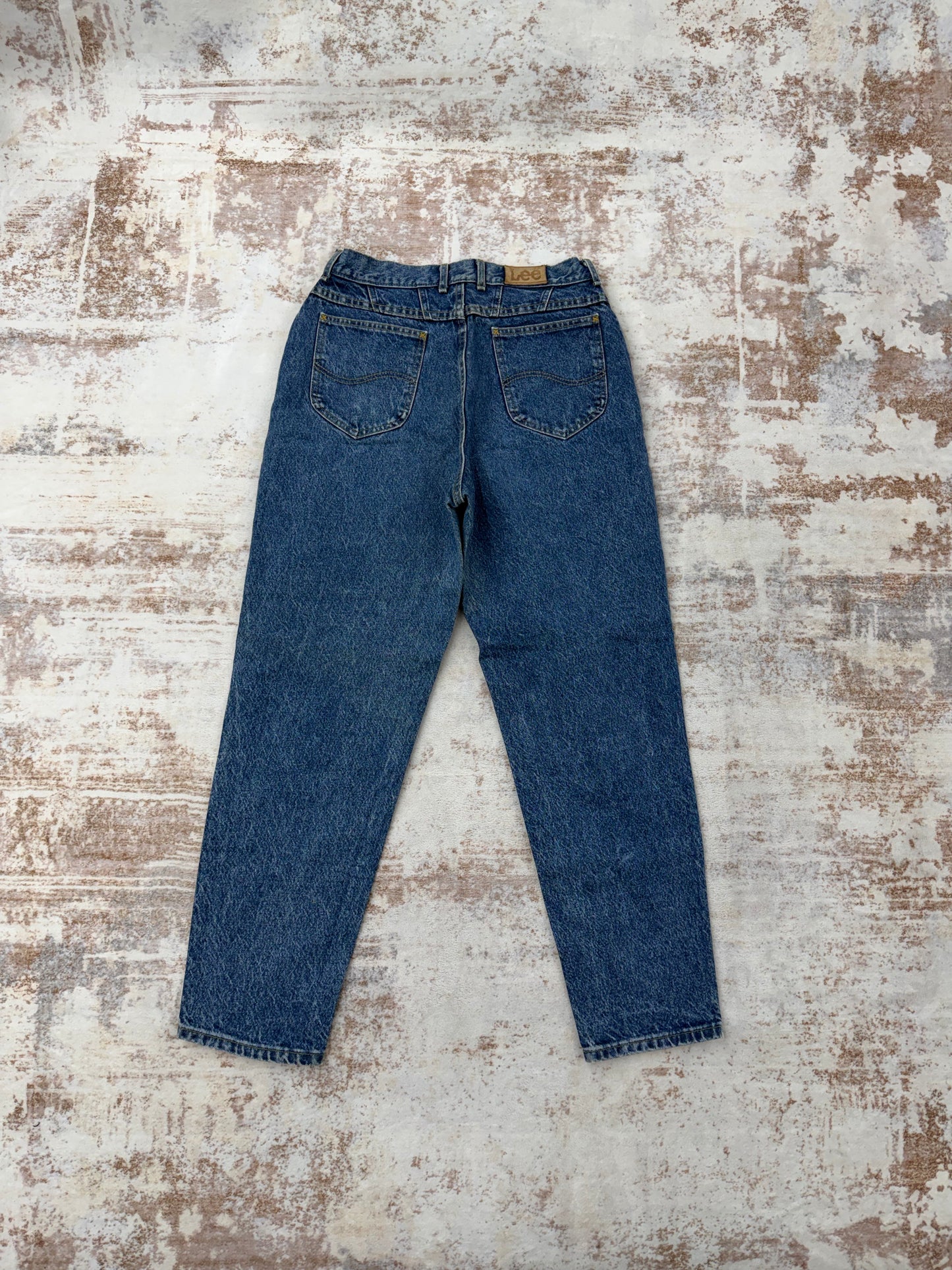 Vintage Lee high waist jeans
Classic blue wash – everyday staple
Tagged 30.5x30 – fits W30/31
Size 14 MED (women)
Made in USA 🇺🇸