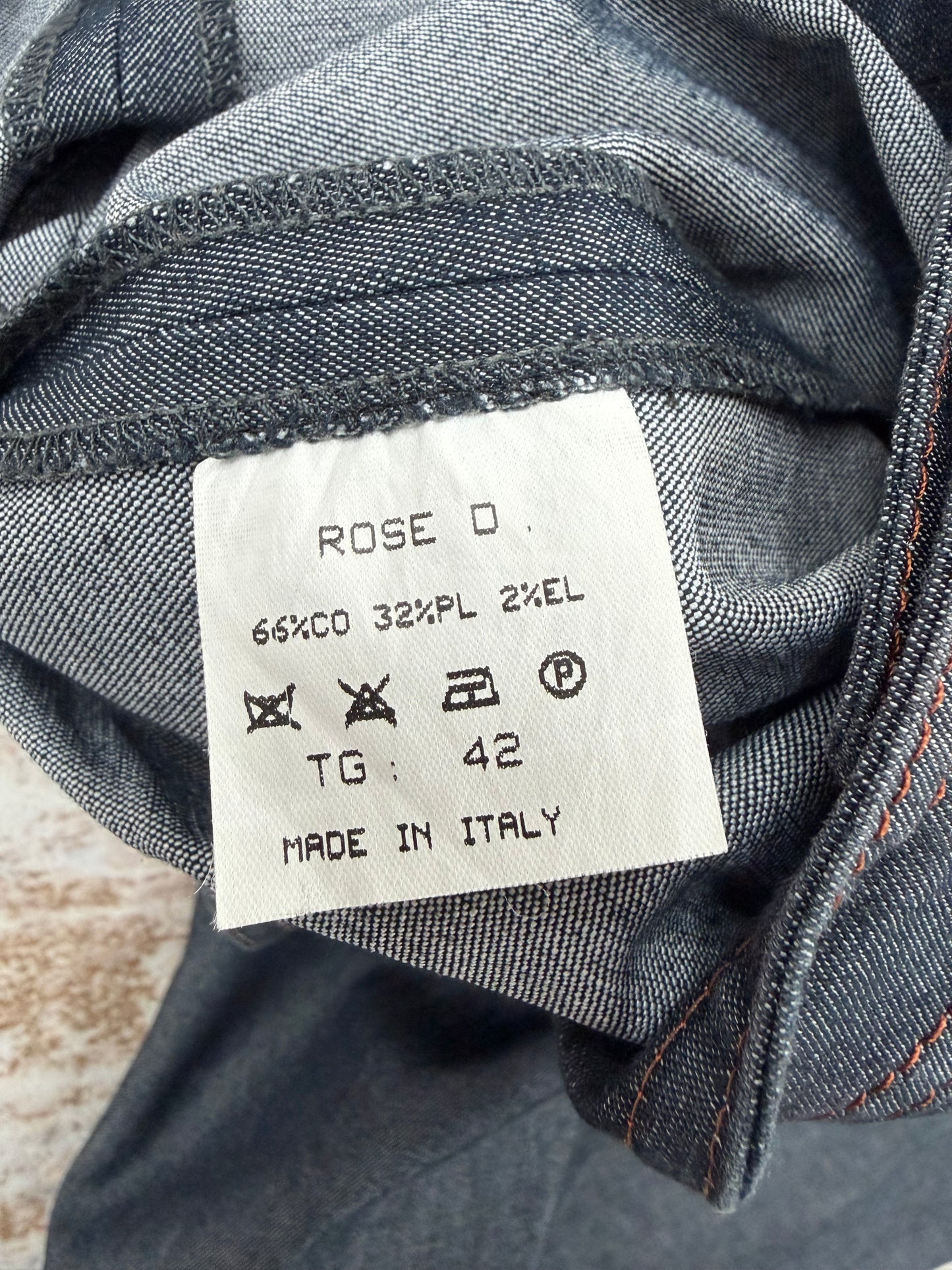 Vintage Y2K flare denim – clean dark wash
Super flattering mid-rise fit with wide flare leg
Tag IT 42 – fits W31/32 (check measurements)
Made in Italy 🇮🇹