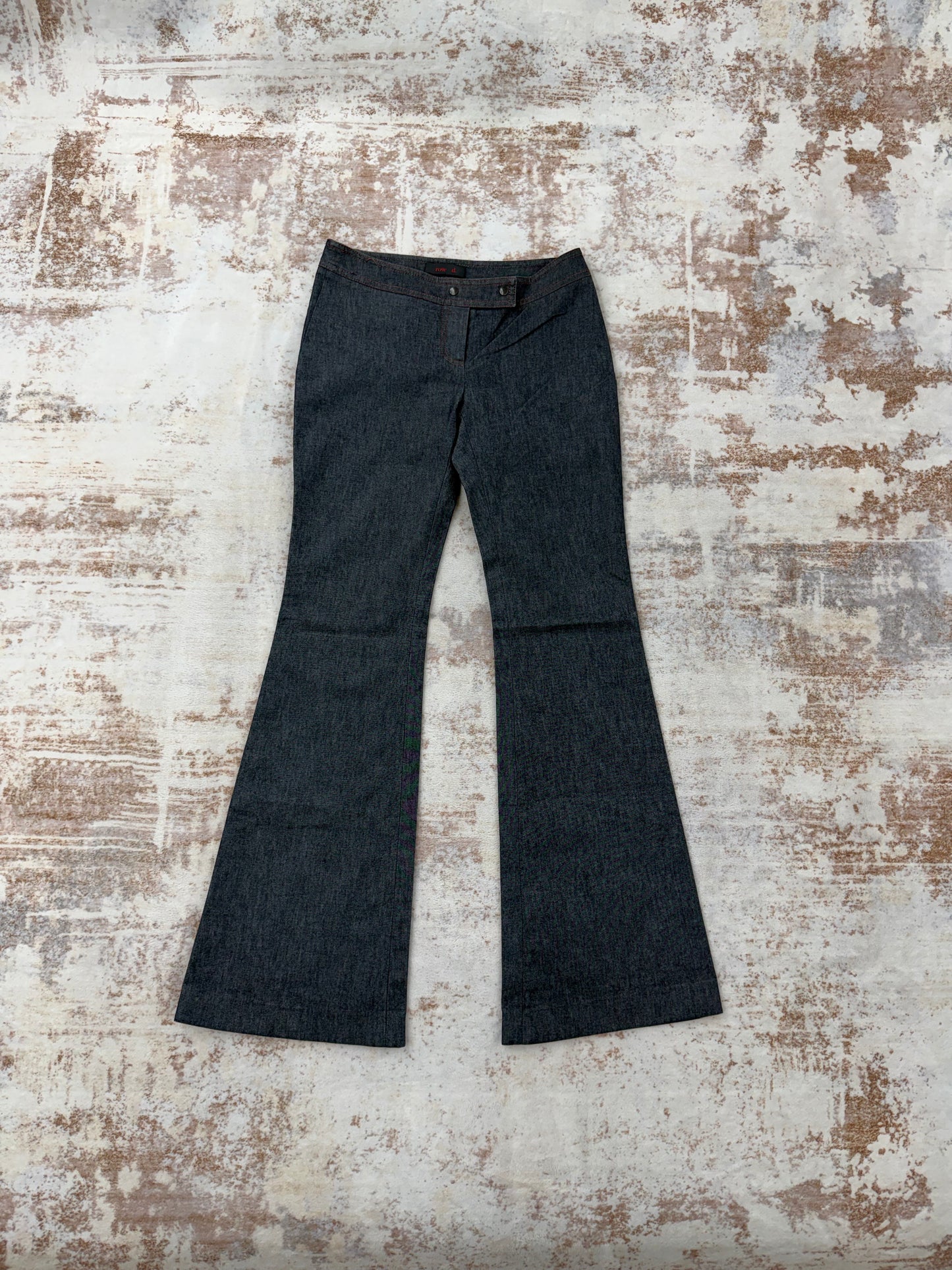 Vintage Y2K flare denim – clean dark wash
Super flattering mid-rise fit with wide flare leg
Tag IT 42 – fits W31/32 (check measurements)
Made in Italy 🇮🇹