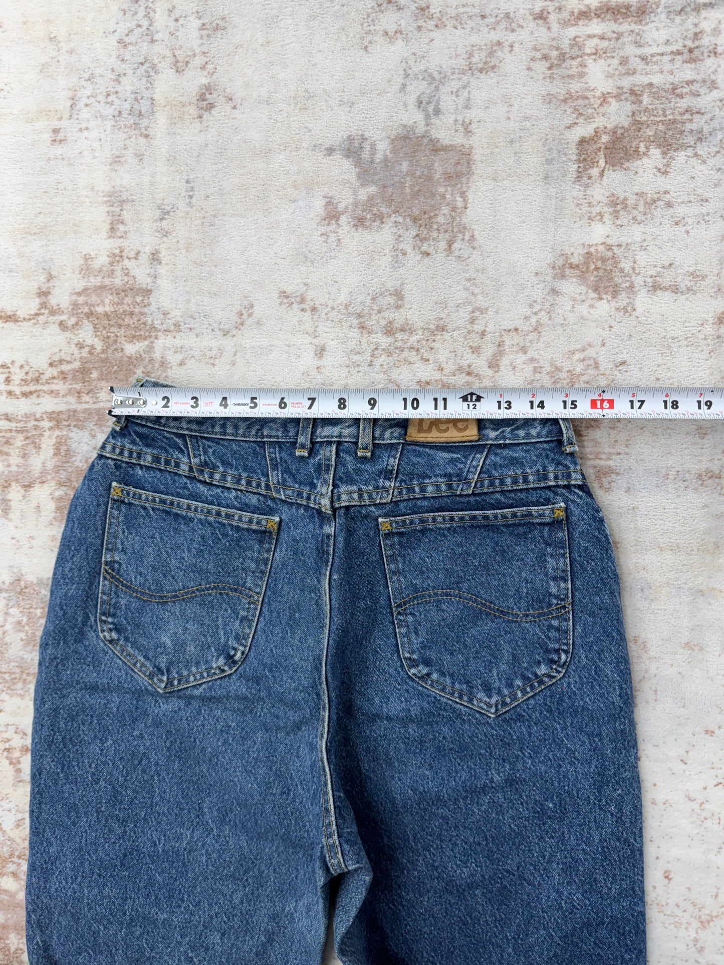Vintage Lee high waist jeans
Classic blue wash – everyday staple
Tagged 30.5x30 – fits W30/31
Size 14 MED (women)
Made in USA 🇺🇸