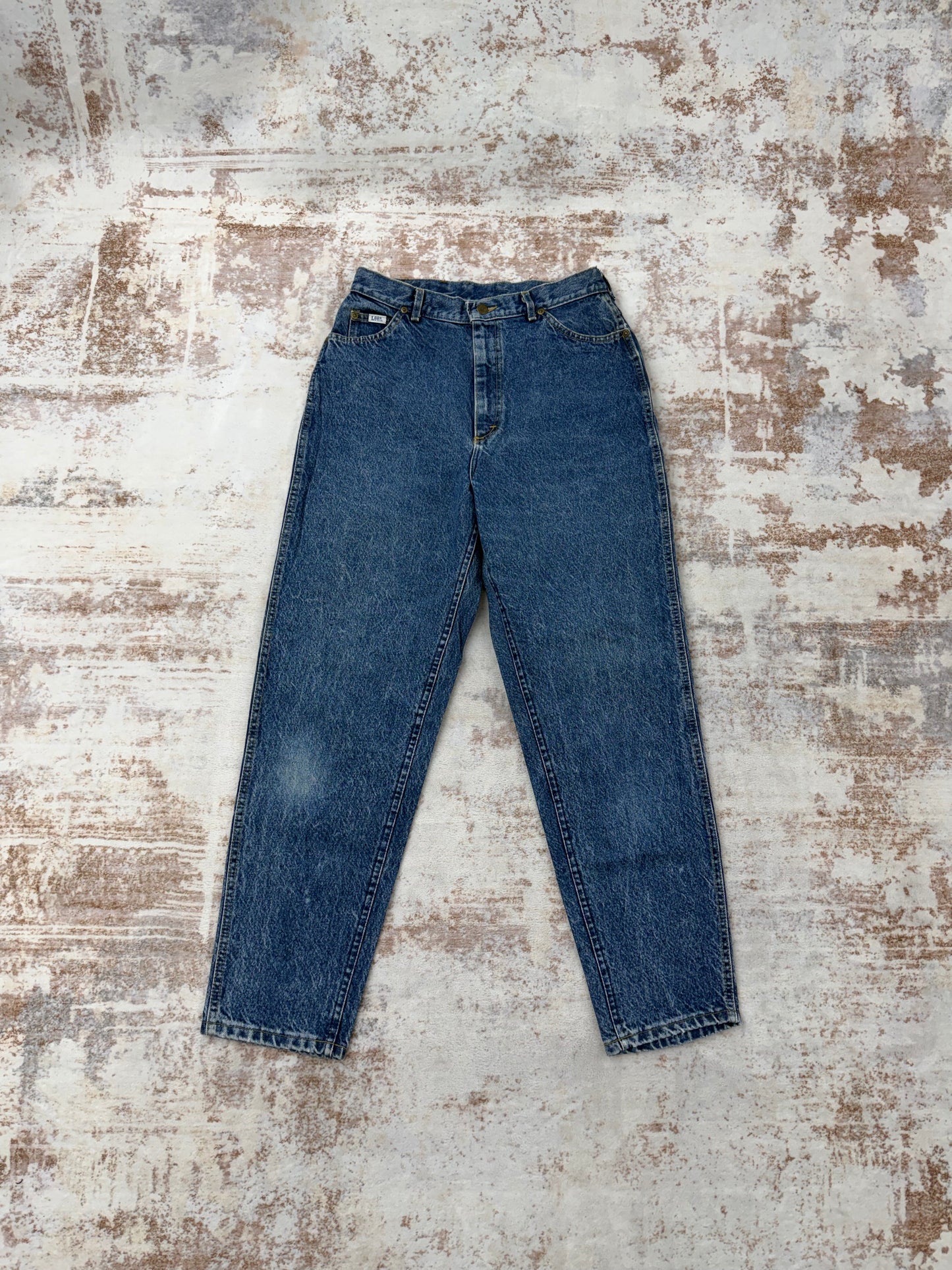 Vintage Lee high waist jeans
Classic blue wash – everyday staple
Tagged 30.5x30 – fits W30/31
Size 14 MED (women)
Made in USA 🇺🇸