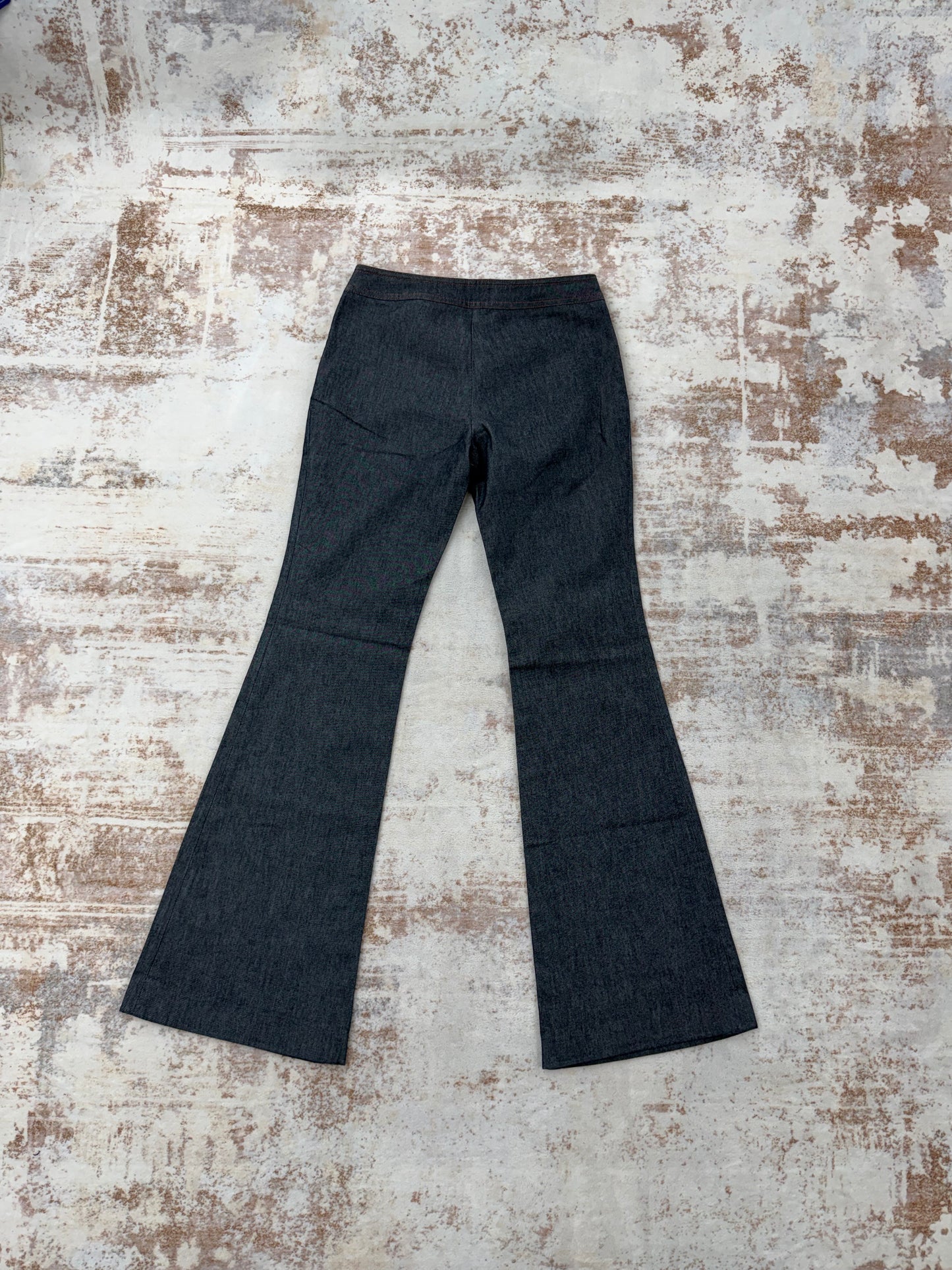Vintage Y2K flare denim – clean dark wash
Super flattering mid-rise fit with wide flare leg
Tag IT 42 – fits W31/32 (check measurements)
Made in Italy 🇮🇹