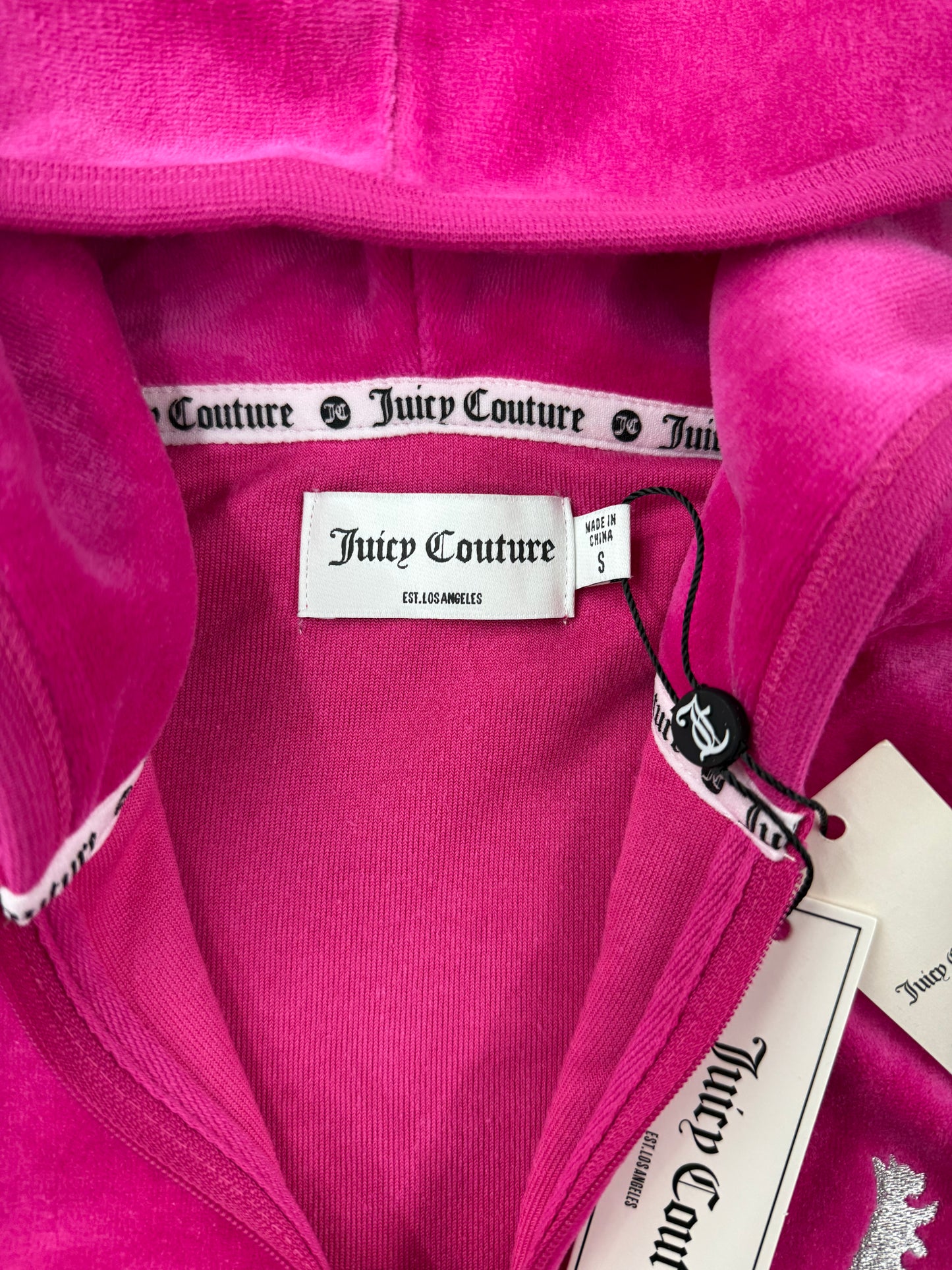 (NEW) Juicy Couture
Women’s Heritage Rib Trim Kangaroo Pocket Track with Back Graphic