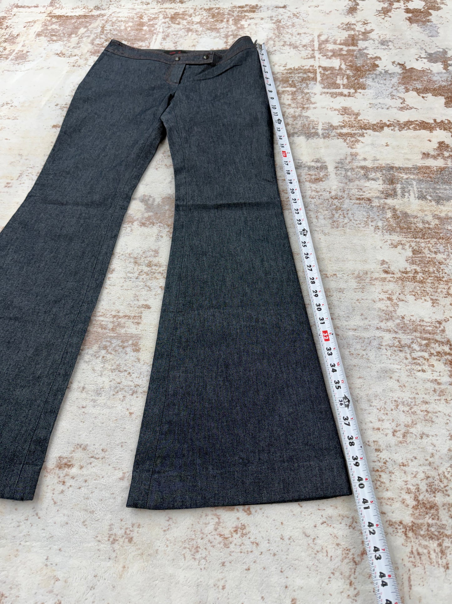 Vintage Y2K flare denim – clean dark wash
Super flattering mid-rise fit with wide flare leg
Tag IT 42 – fits W31/32 (check measurements)
Made in Italy 🇮🇹