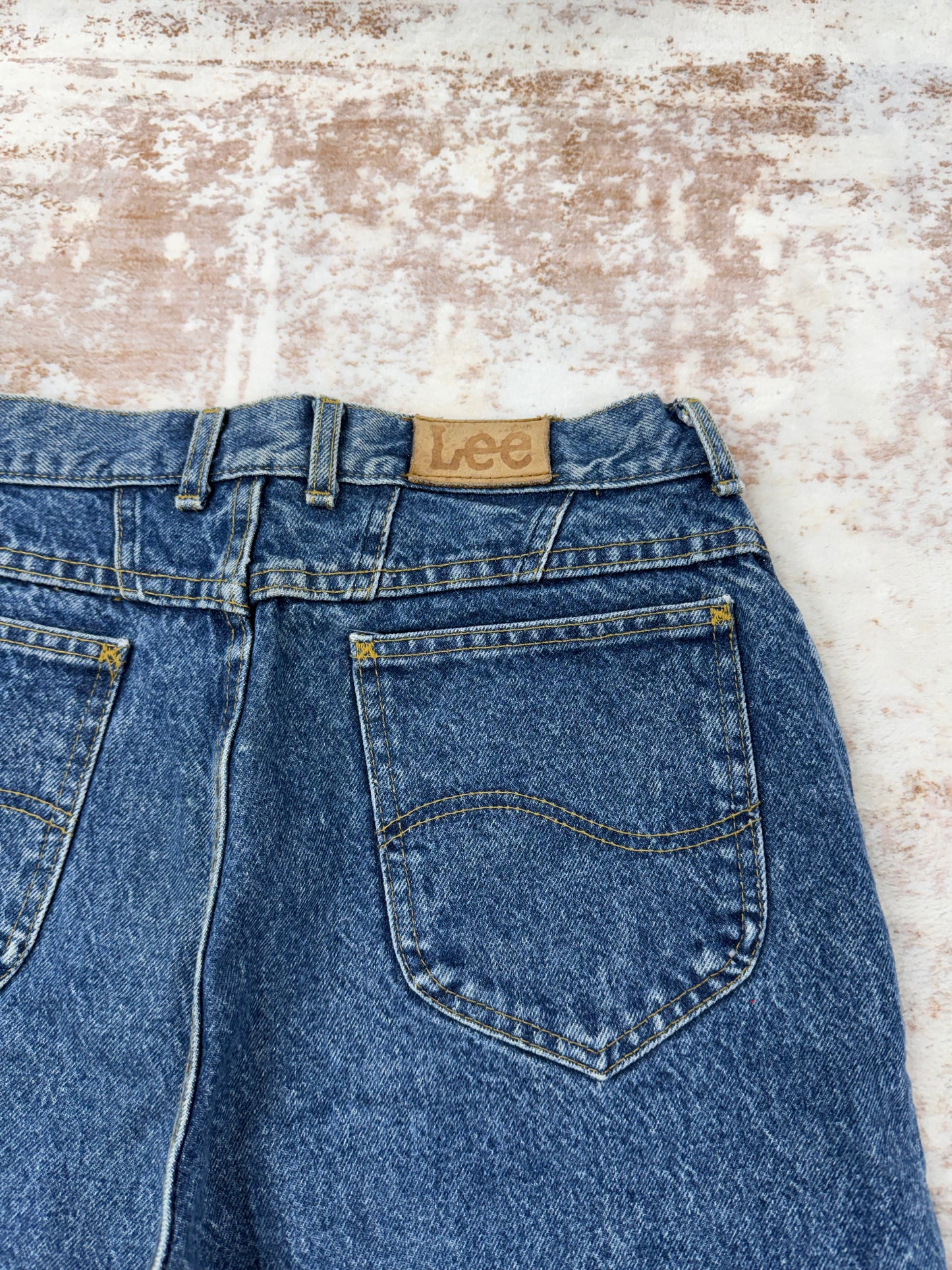 Vintage Lee high waist jeans
Classic blue wash – everyday staple
Tagged 30.5x30 – fits W30/31
Size 14 MED (women)
Made in USA 🇺🇸