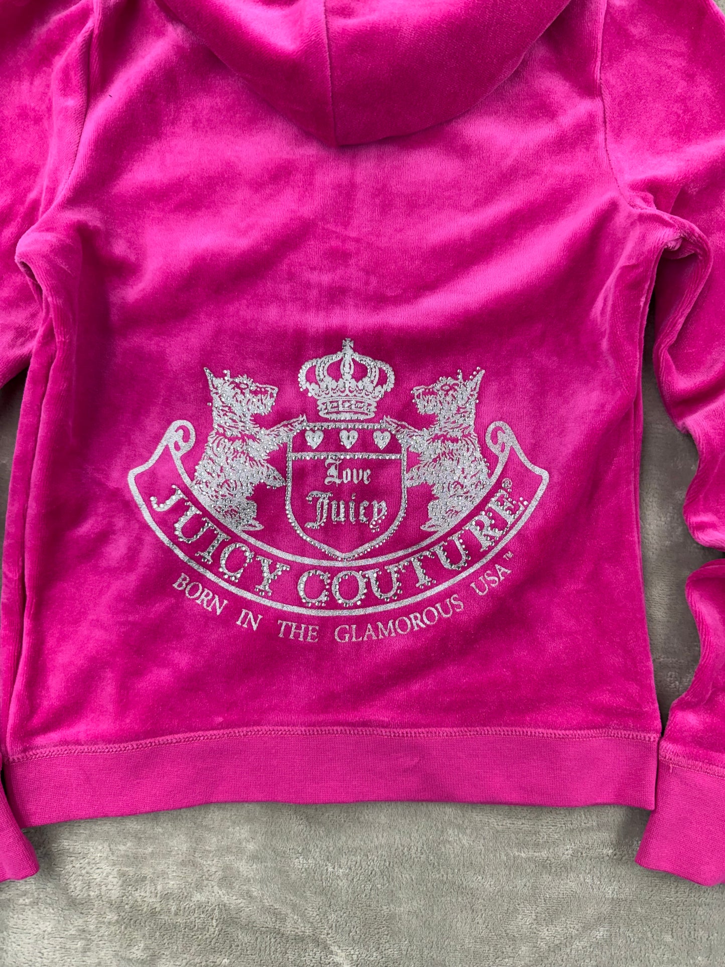 (NEW) Juicy Couture
Women’s Heritage Rib Trim Kangaroo Pocket Track with Back Graphic