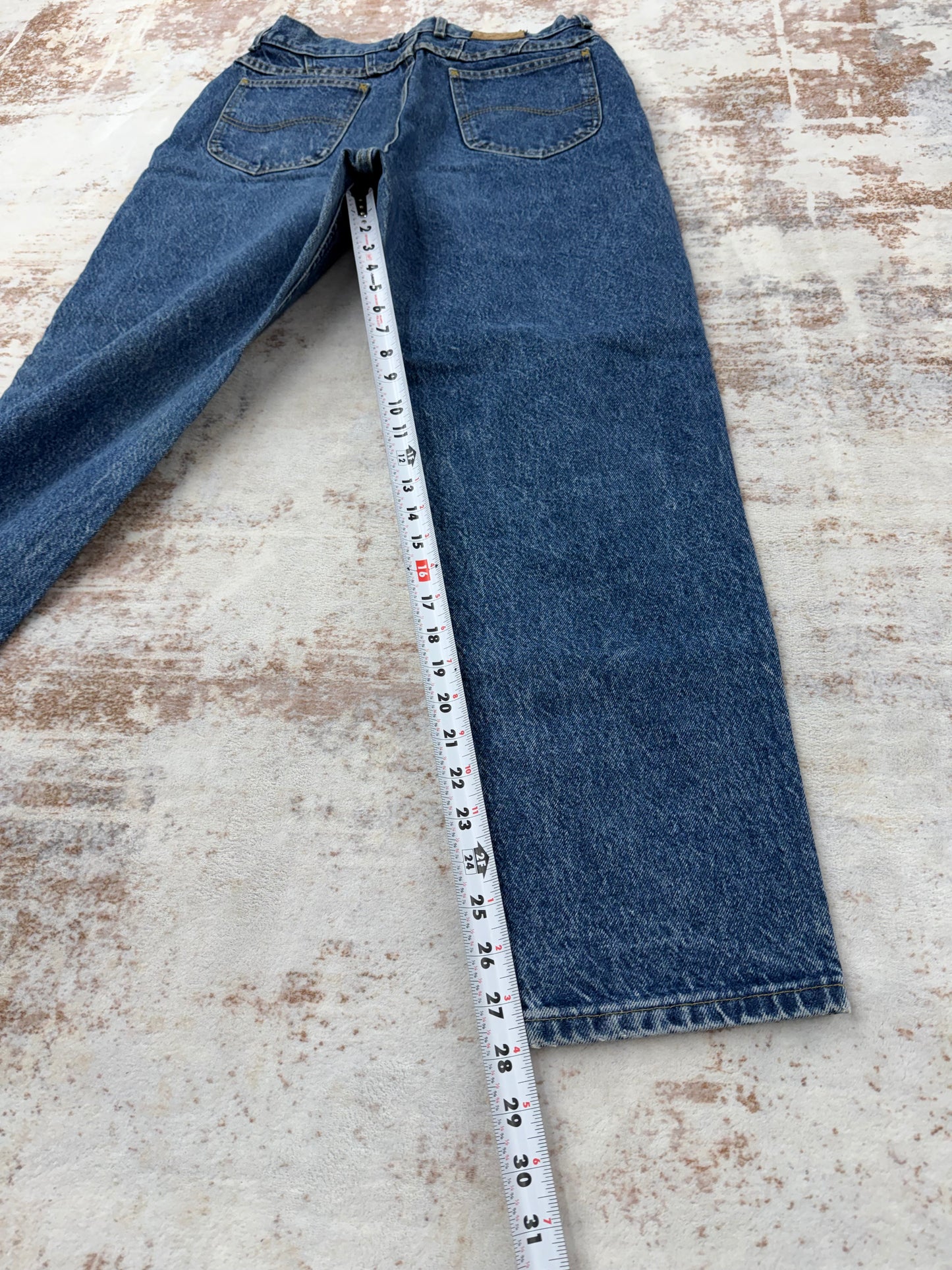 Vintage Lee high waist jeans
Classic blue wash – everyday staple
Tagged 30.5x30 – fits W30/31
Size 14 MED (women)
Made in USA 🇺🇸