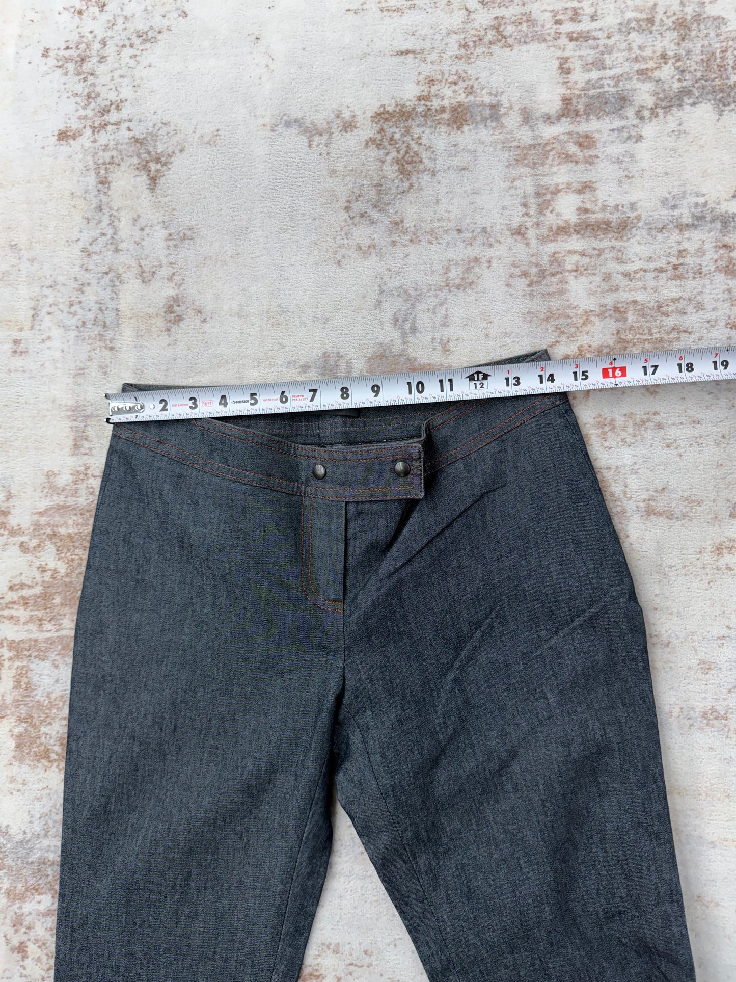 Vintage Y2K flare denim – clean dark wash
Super flattering mid-rise fit with wide flare leg
Tag IT 42 – fits W31/32 (check measurements)
Made in Italy 🇮🇹